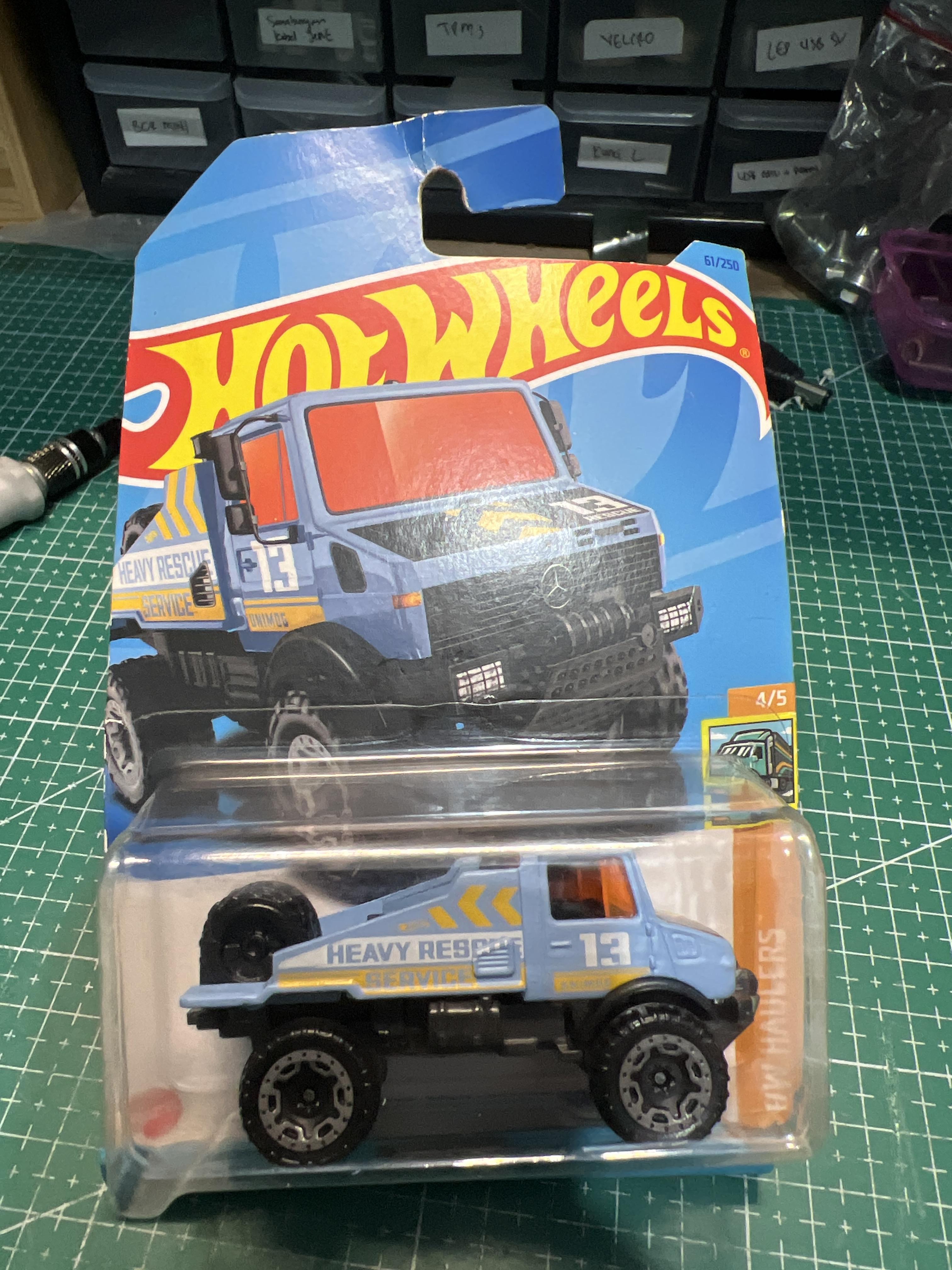 Mercedes-Benz Uni og 1300L - Hot Wheels