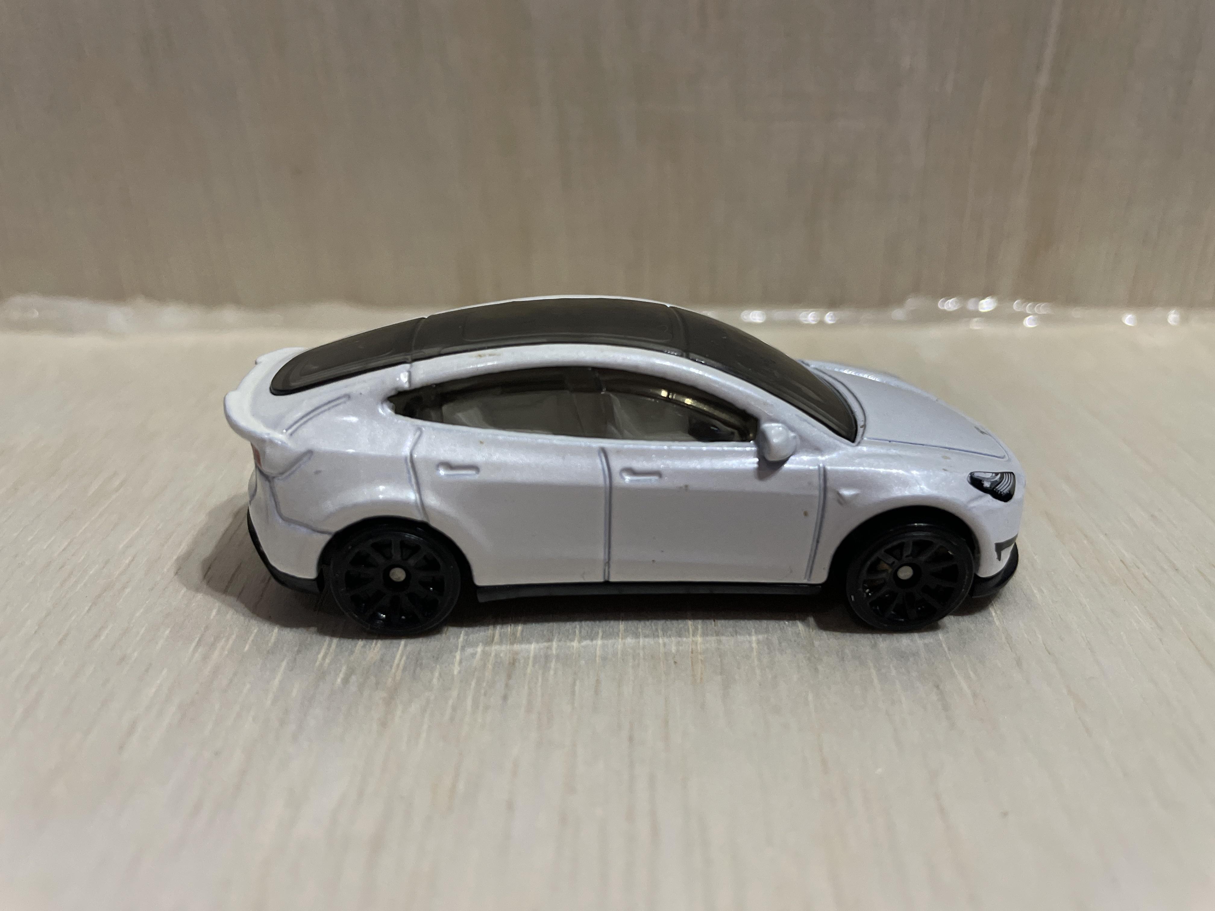 Tesla Model Y - Hot Wheels